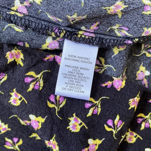 LOFT Floral Top - Picture 3 of 5